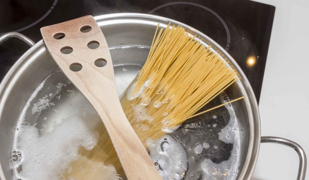 indukciós főzőlapon tészta fő