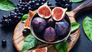 érett lila fügék tálban