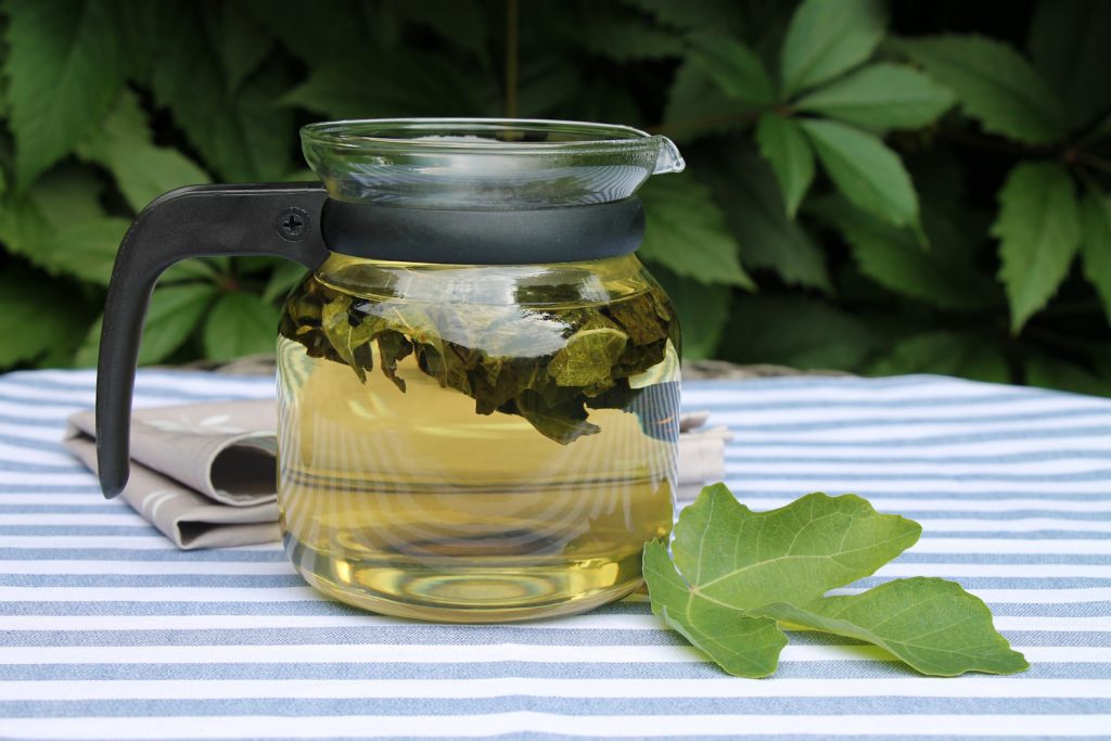 fügefalevél tea kancsóban