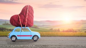 régi autó szivecskével a tetején