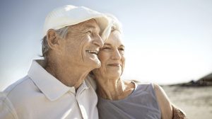 boldog idős pár a tengerparton