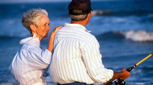 boldog idős pár a tengerparton