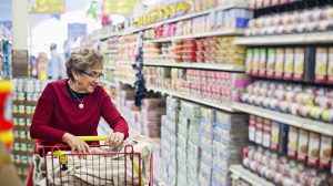 idős nyugdíjas vásárol a boltban