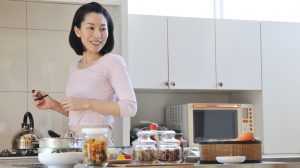 gyönyörű japán nő a konyhában