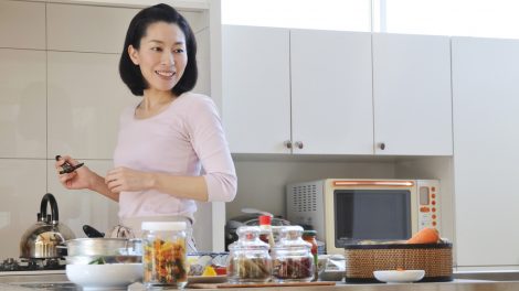 gyönyörű japán nő a konyhában