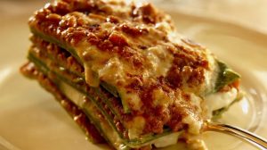 sült zöldséges-mozzarellás lasagne egy tányéron