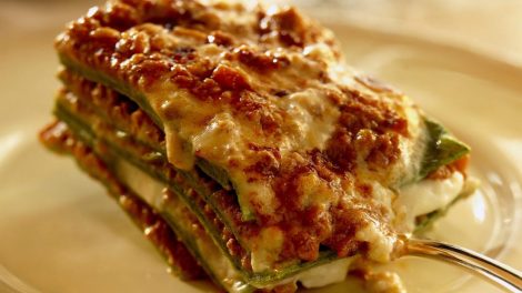 sült zöldséges-mozzarellás lasagne egy tányéron