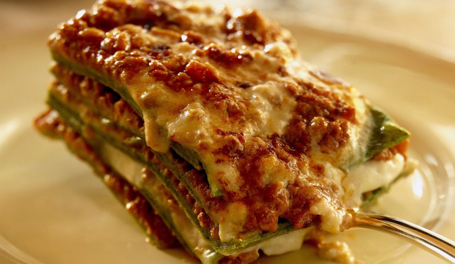 sült zöldséges-mozzarellás lasagne egy tányéron