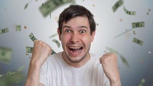 pénzeső hullik egy férfira