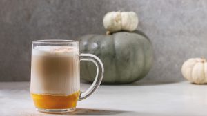 Pumpkin Spice Latte egy asztalon