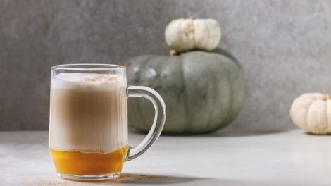 Pumpkin Spice Latte egy asztalon