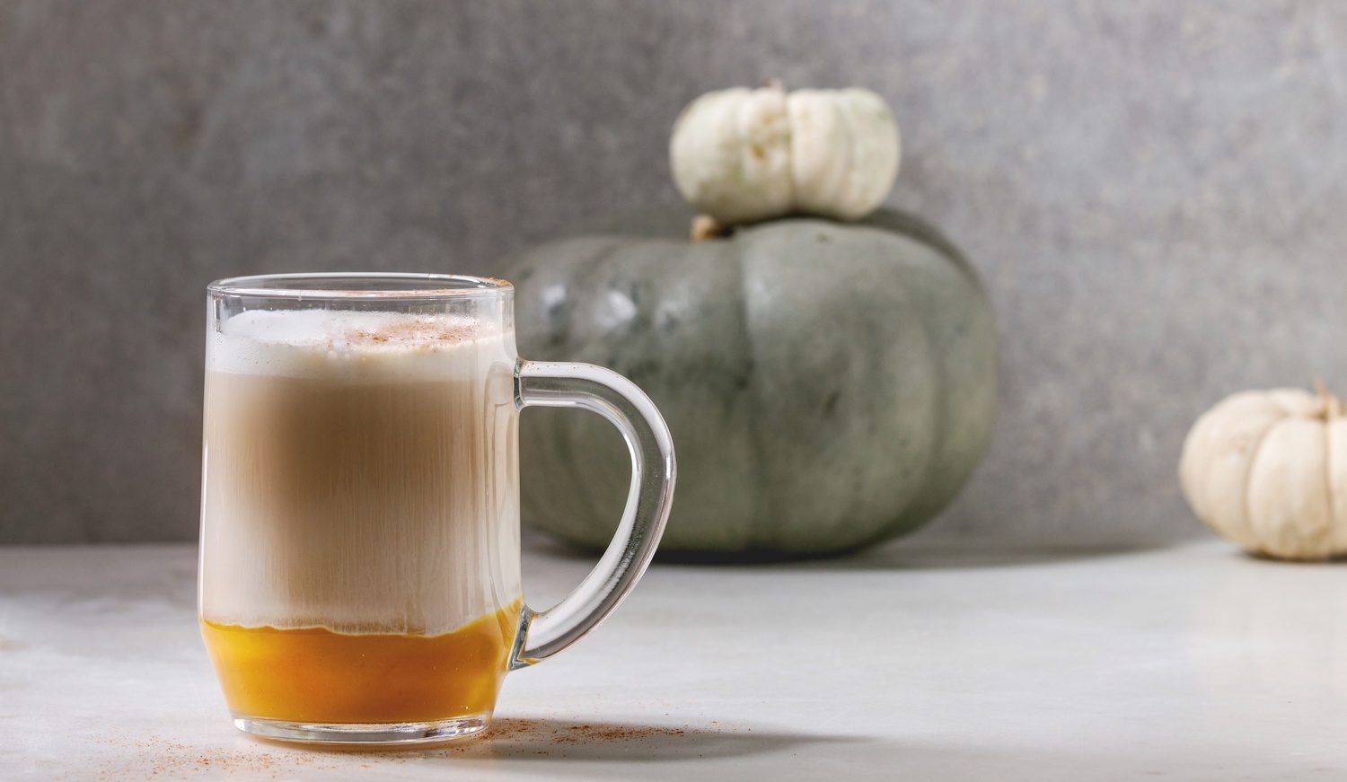 Pumpkin Spice Latte egy asztalon