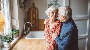 idős házaspár szereti egymást