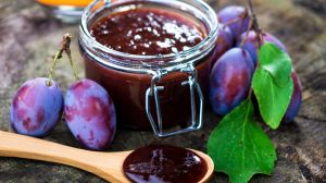 szilvalekvár üvegben