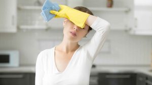 nő takarítás közben