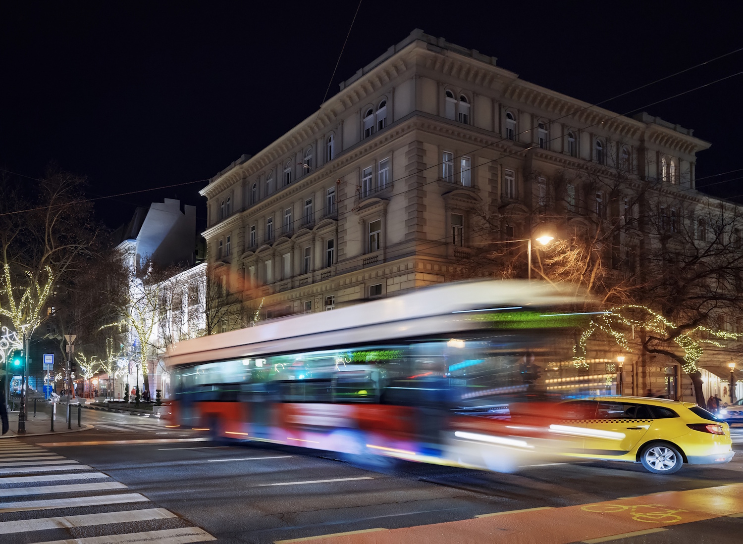 Éjszaka Budapesten, ahogy egy busz elhalad a belvárosban
