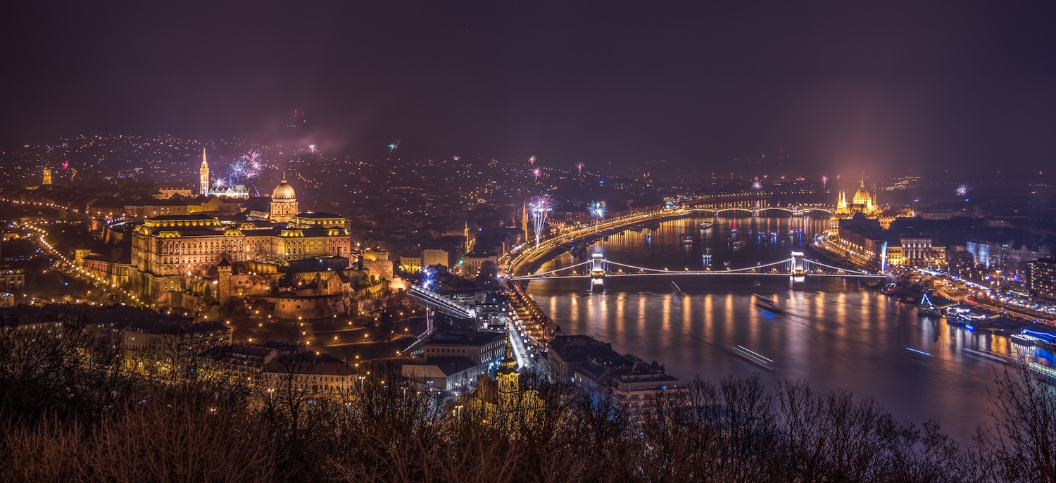 Tűzijáték Budapesten éjszaka