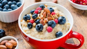 zabkása piros bögrében sok gyümölccsel