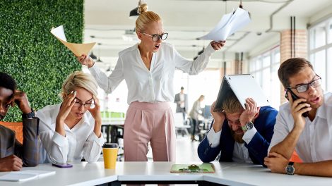 Dühös főnöknő az irodában ordt az alkalmazottakkal