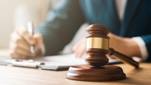 Bíróteremben jegyzetelő férfi