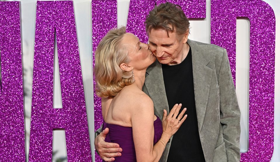 Pamela Anderson és Liam Neeson