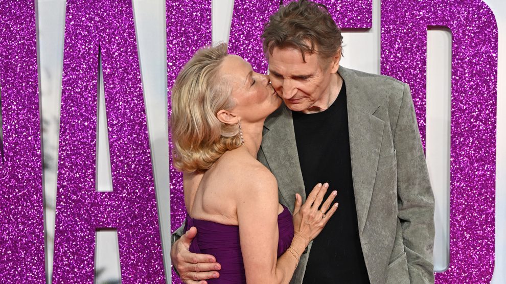Pamela Anderson és Liam Neeson