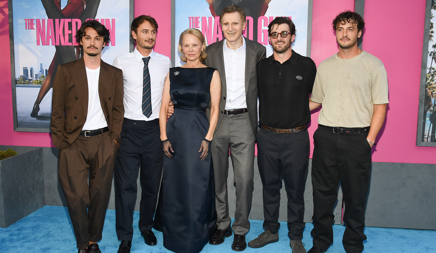 Pamela Anderson és Liam Neeson gyerekeikkel