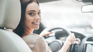 nő autót vezet