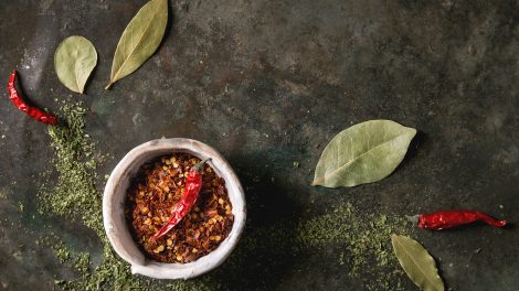 Fűszerek egy asztalon, babérlevelek, csilis, paprika