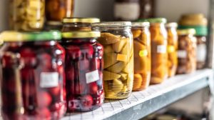 befőttek sorban a spájzban