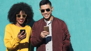 Két fiatal telefonozik