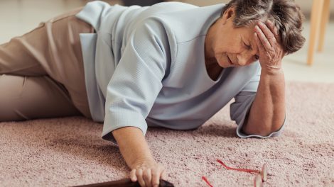 idős nő elesett a nappaliban