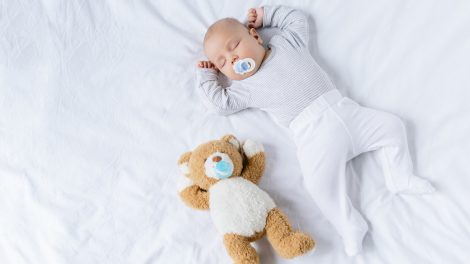 édes kisbaba cumizik az ágyban alszik