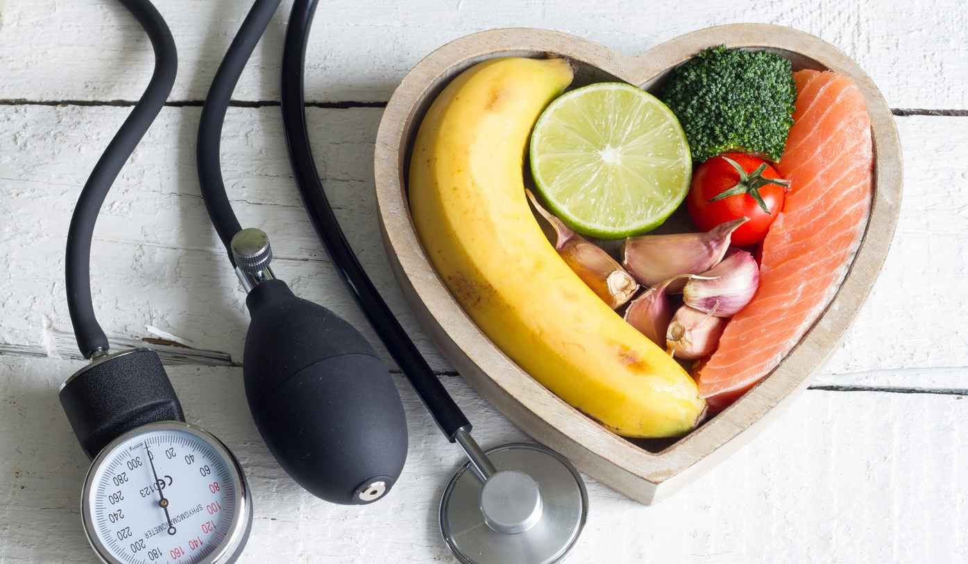 lazac banán szívalakú tálban mellette vérnyomásmérő