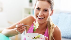 nő eszik salátát