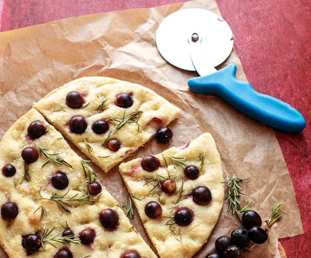 Szőlős-mazsolás, rozmaringos focaccia