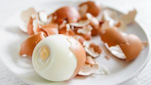 főtt tojás félig megpucolva