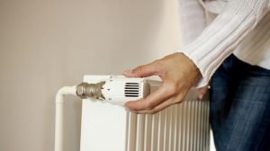 nő beállítja a radiátort