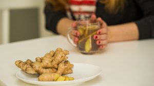 Egy nő gyömbérteát iszik