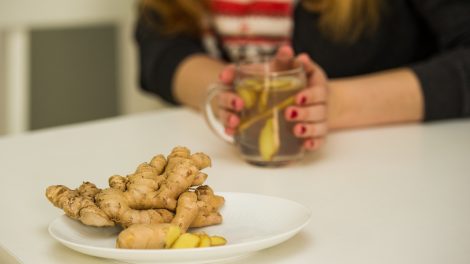 Egy nő gyömbérteát iszik