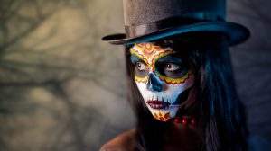 halloween sminkelt arc, kalapban