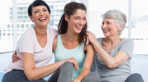 három nő edzés után beszélget