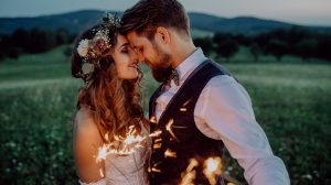 Egy pár az esküvőjén csillagszórózik