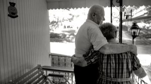 Egy idős pát a teraszon