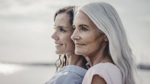 anya és lánya a messzeségbe néz