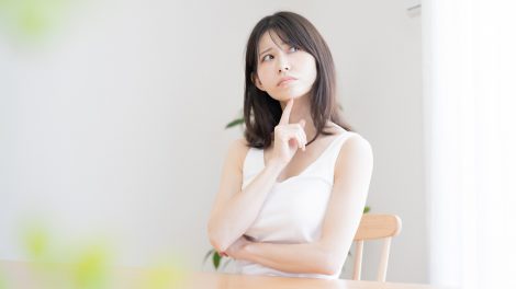 szép japán nő aggodalmaskodik