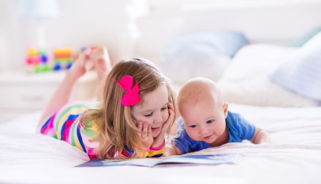 kisfiú és kislány fekszik az ágyban testvérek