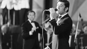 koós jános a táncdalfesztiválon énekli, hogy kislány a zongoránál