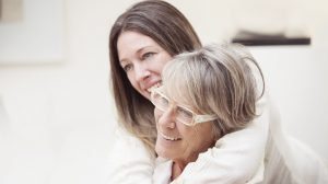 középkorú nő megöleli édesanyját