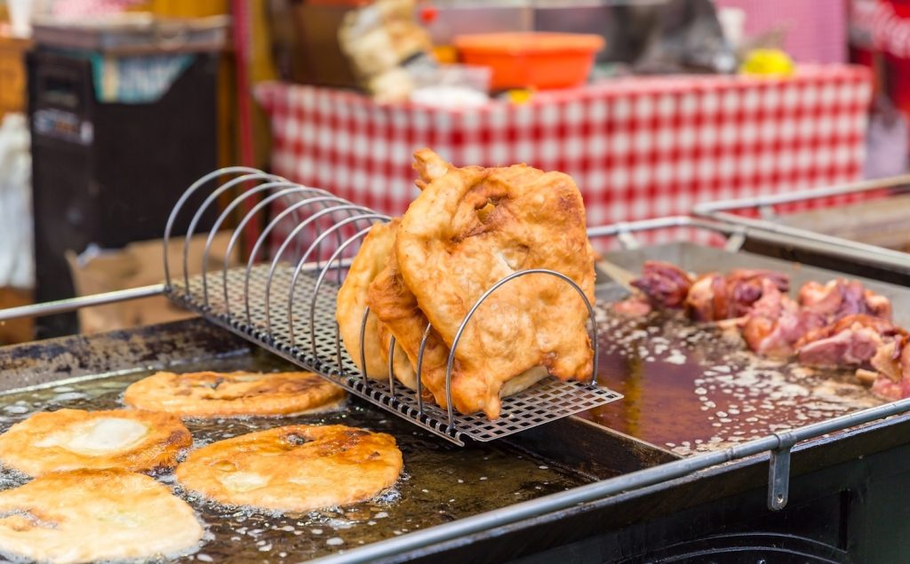 lángos és csülök a vásárban